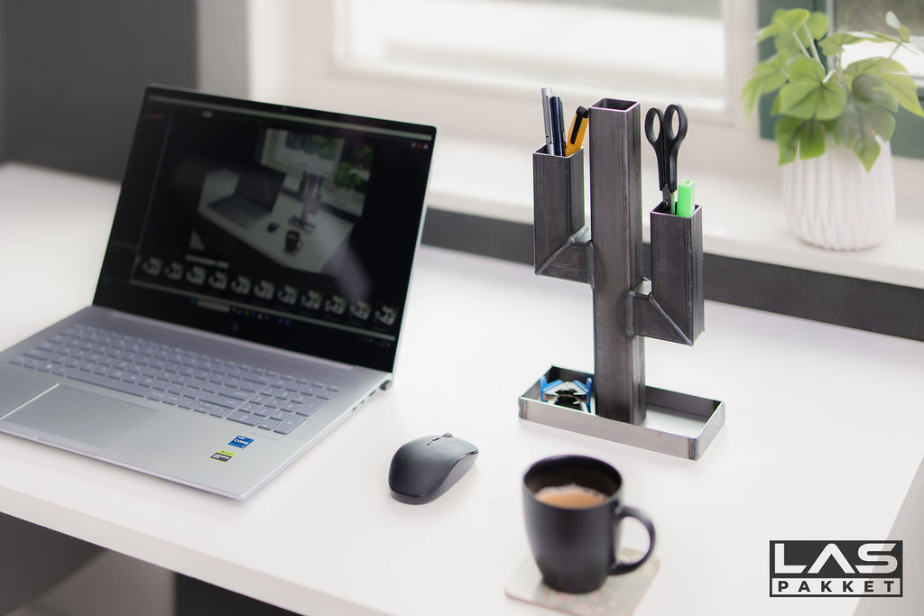Las Pakket cactus pennenhouder op een werkplek met laptop en koffie