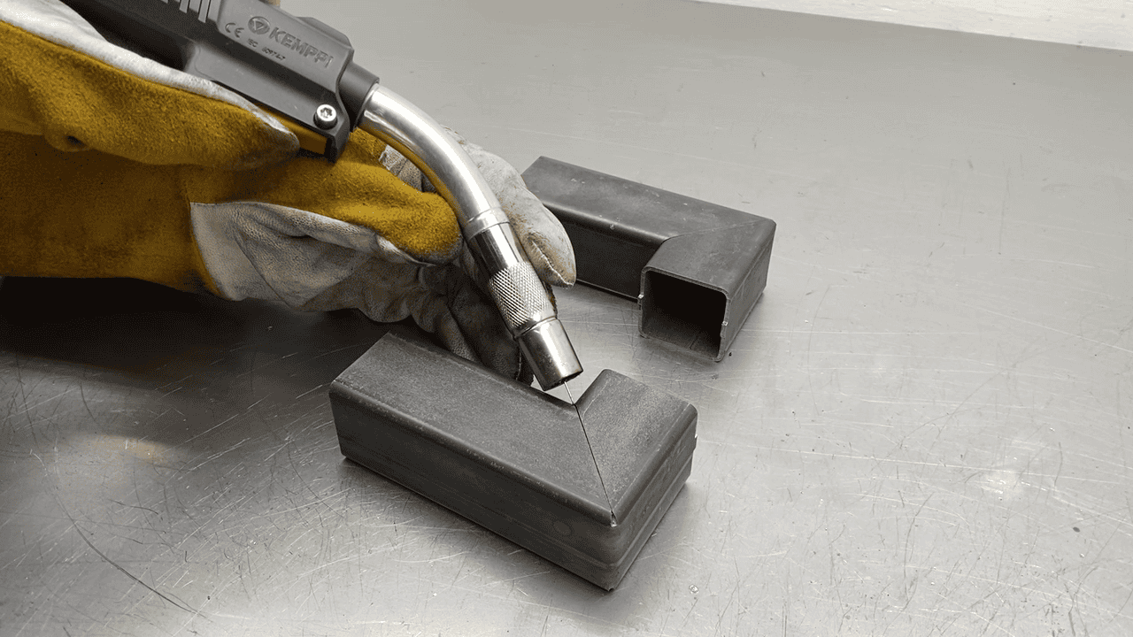 Doe het zelf lassen met metalen koker Doe-het-zelf lassen met een metalen kokerprofiel, waarbij een lasser met een MIG/MAG-lastoorts nauwkeurige richt op het te lassen werkstuk.